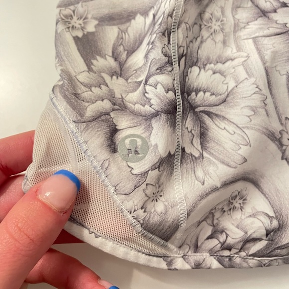 Lululemon hotty hot shorts RARE - Picture 2 of 3